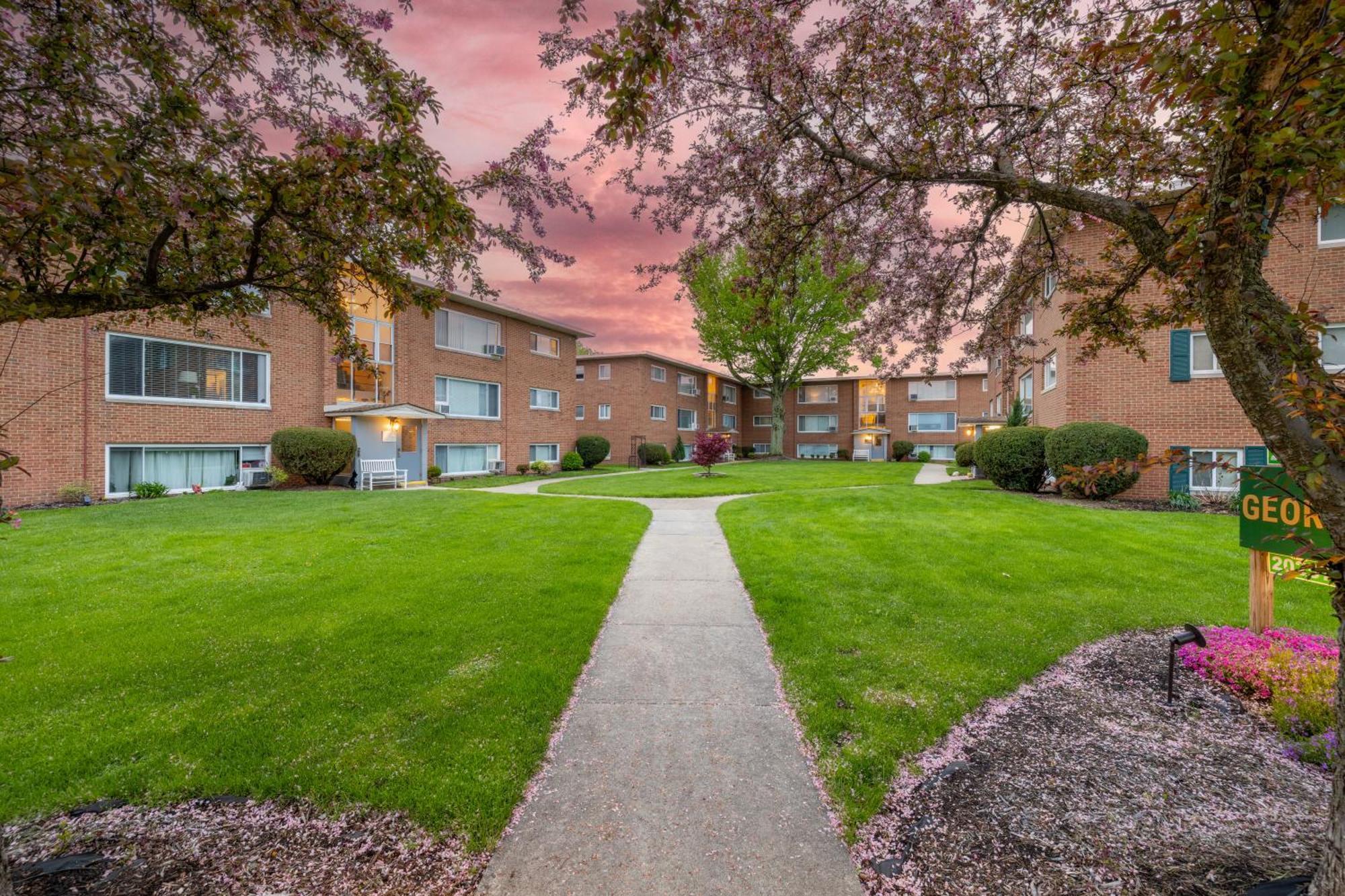 Georgetown 1-1b Close To Cleveland Airport And The Rocky River Valley * Fairview Park